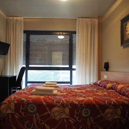 Hostal Acella Pamplona Eksteriør billede A room at the hotel