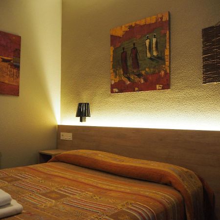 Hostal Acella Pamplona Eksteriør billede A room at the hotel