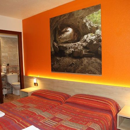 Hostal Acella Pamplona Eksteriør billede A room at the hotel