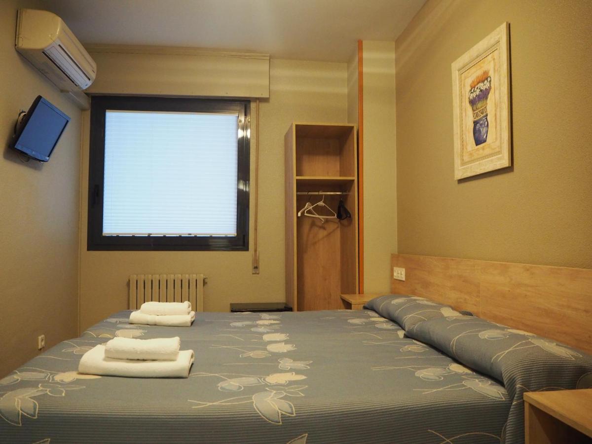 Hostal Acella Pamplona Eksteriør billede A room at the hotel