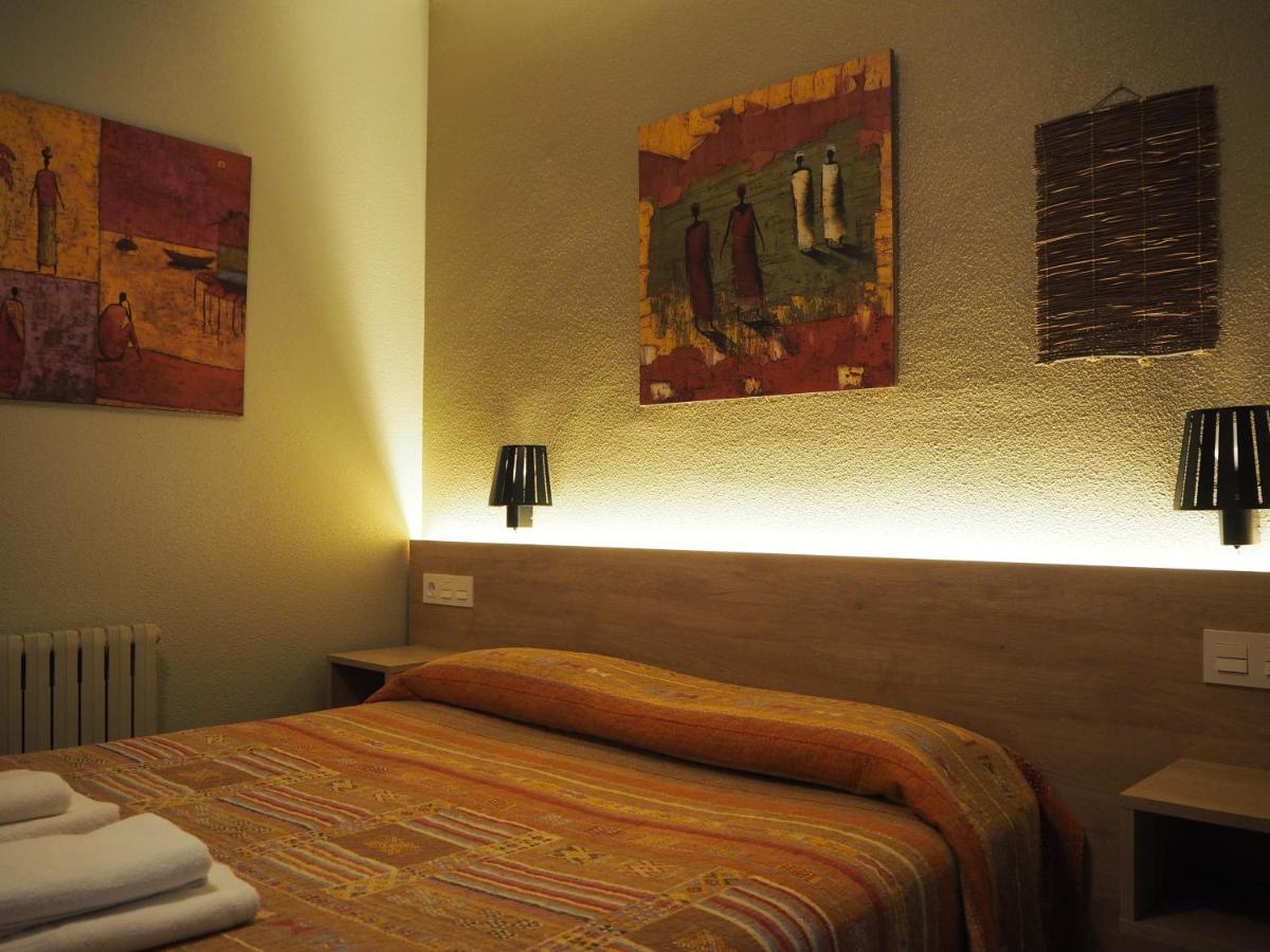 Hostal Acella Pamplona Eksteriør billede A room at the hotel