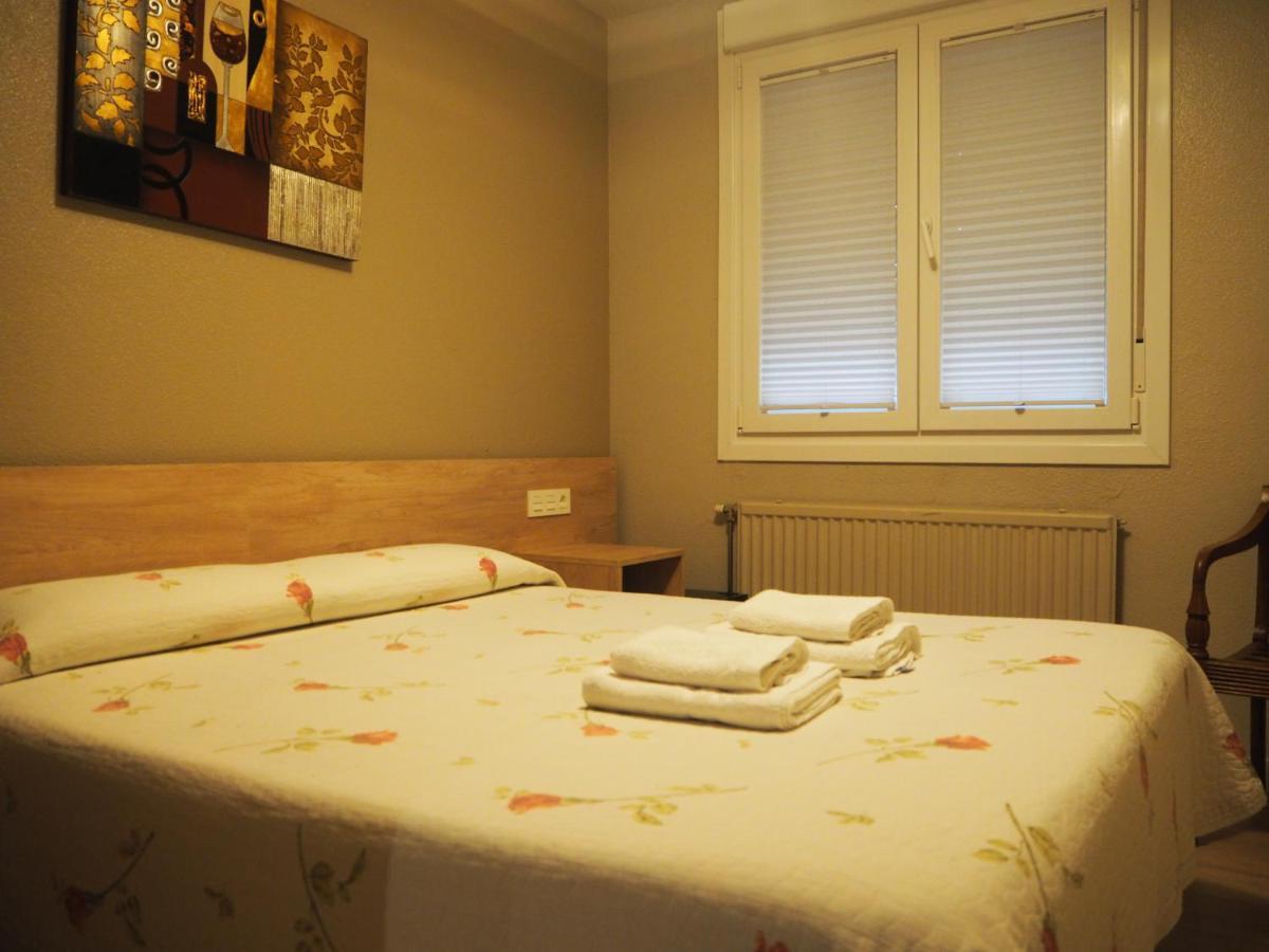 Hostal Acella Pamplona Eksteriør billede A guest room at the hotel