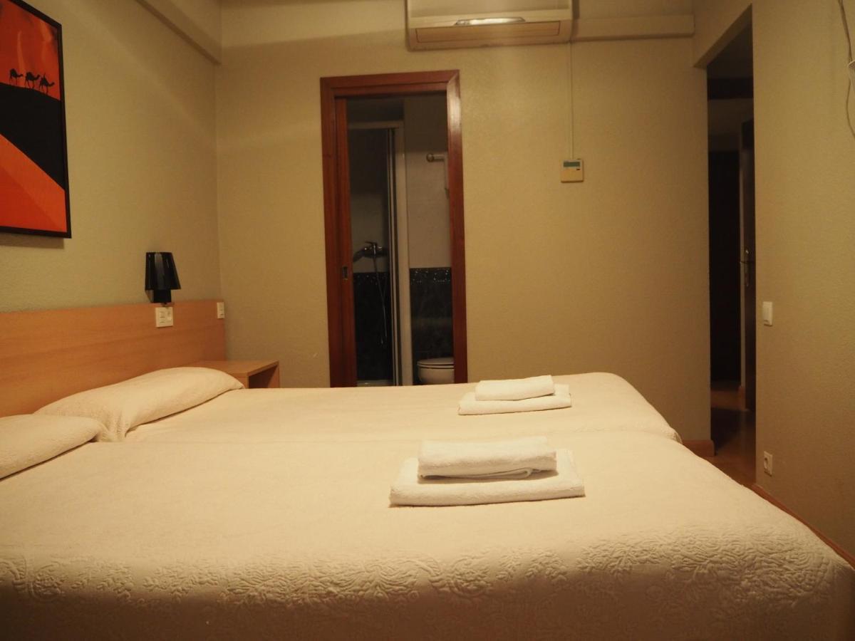 Hostal Acella Pamplona Eksteriør billede A room at the hotel