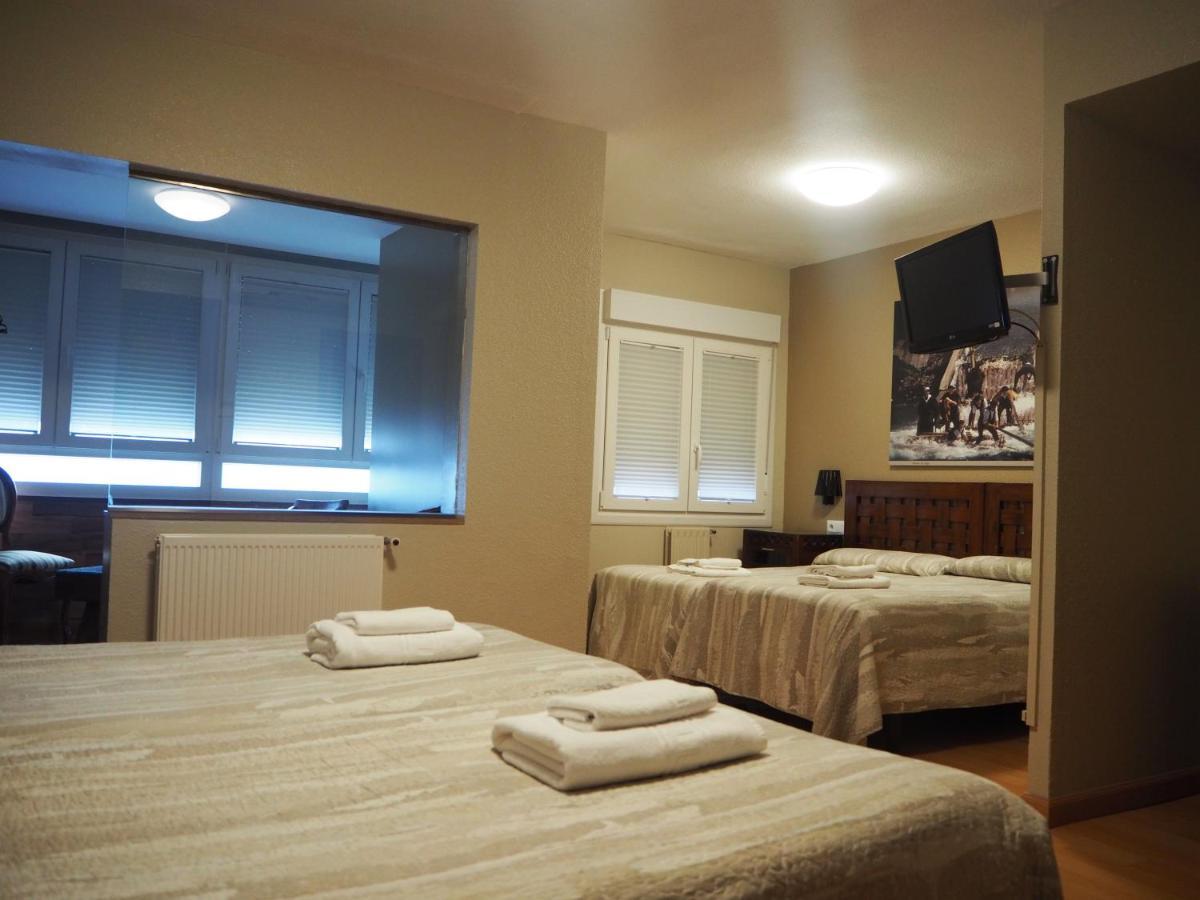 Hostal Acella Pamplona Eksteriør billede A room at the hotel