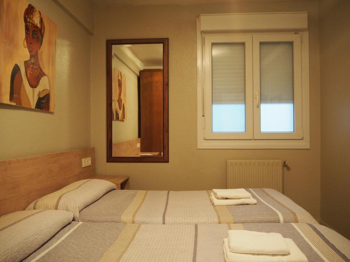 Hostal Acella Pamplona Eksteriør billede A room at the hotel