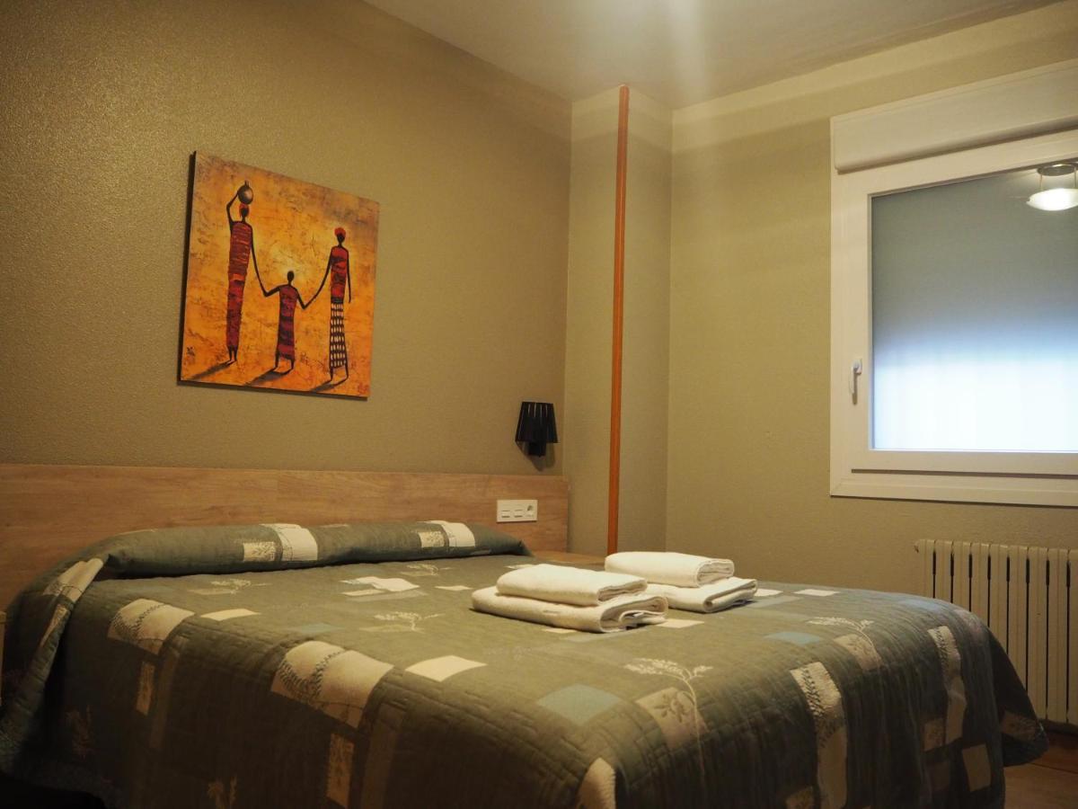Hostal Acella Pamplona Eksteriør billede A bedroom in a hotel