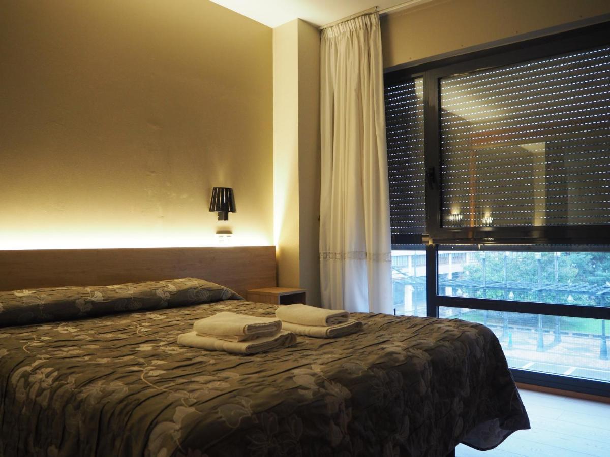 Hostal Acella Pamplona Eksteriør billede A bedroom