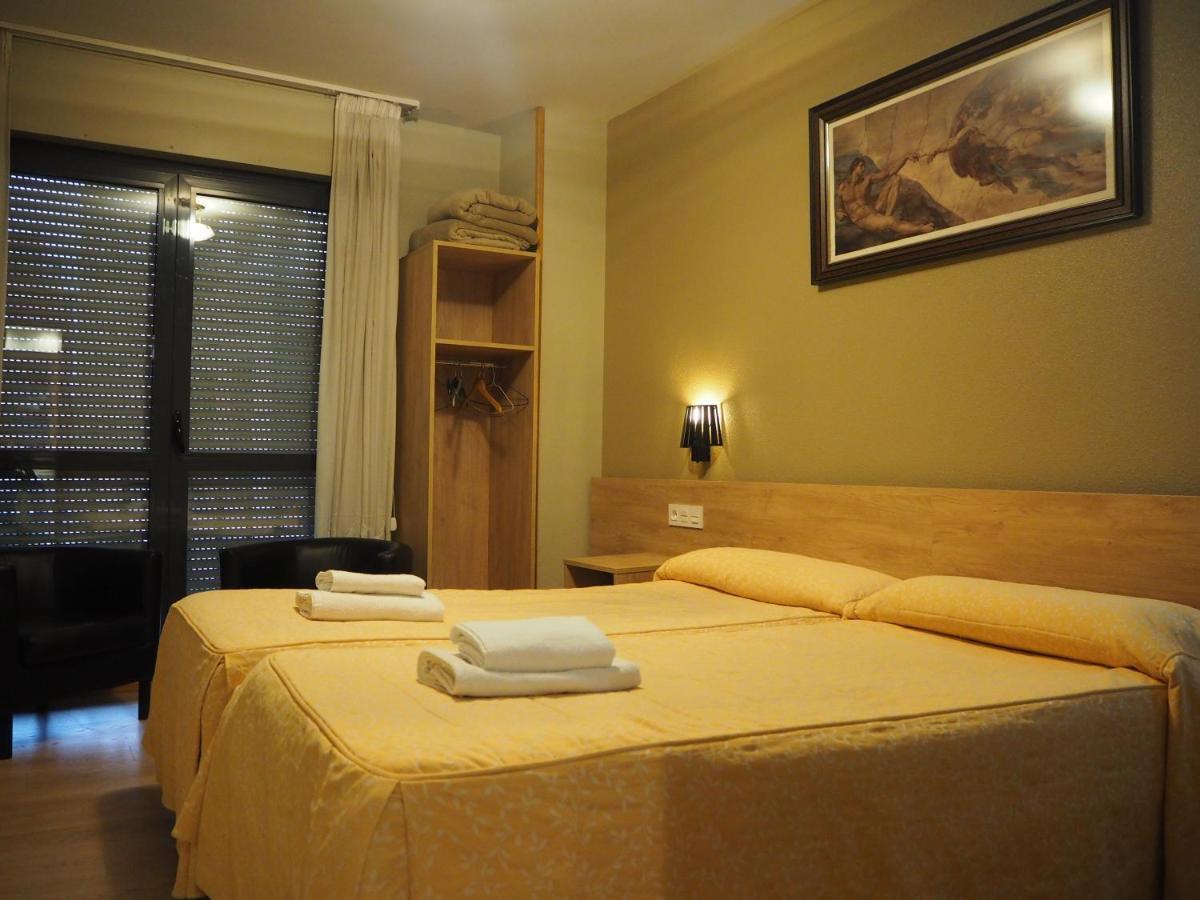 Hostal Acella Pamplona Eksteriør billede A typical hotel room