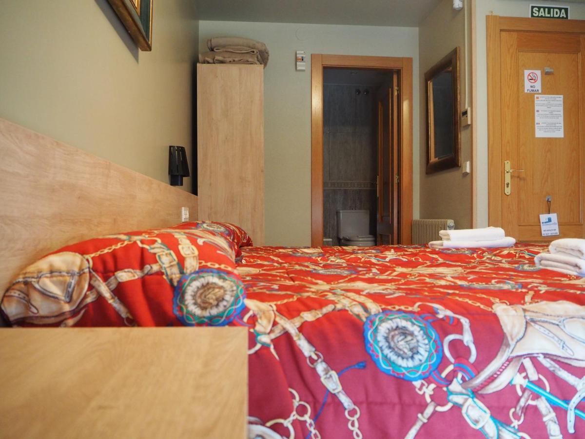Hostal Acella Pamplona Eksteriør billede A typical room at the hostel