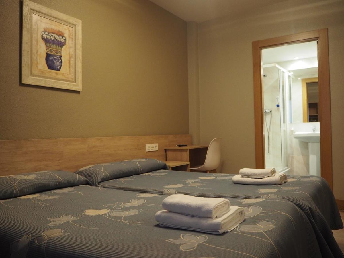 Hostal Acella Pamplona Eksteriør billede A typical hotel room
