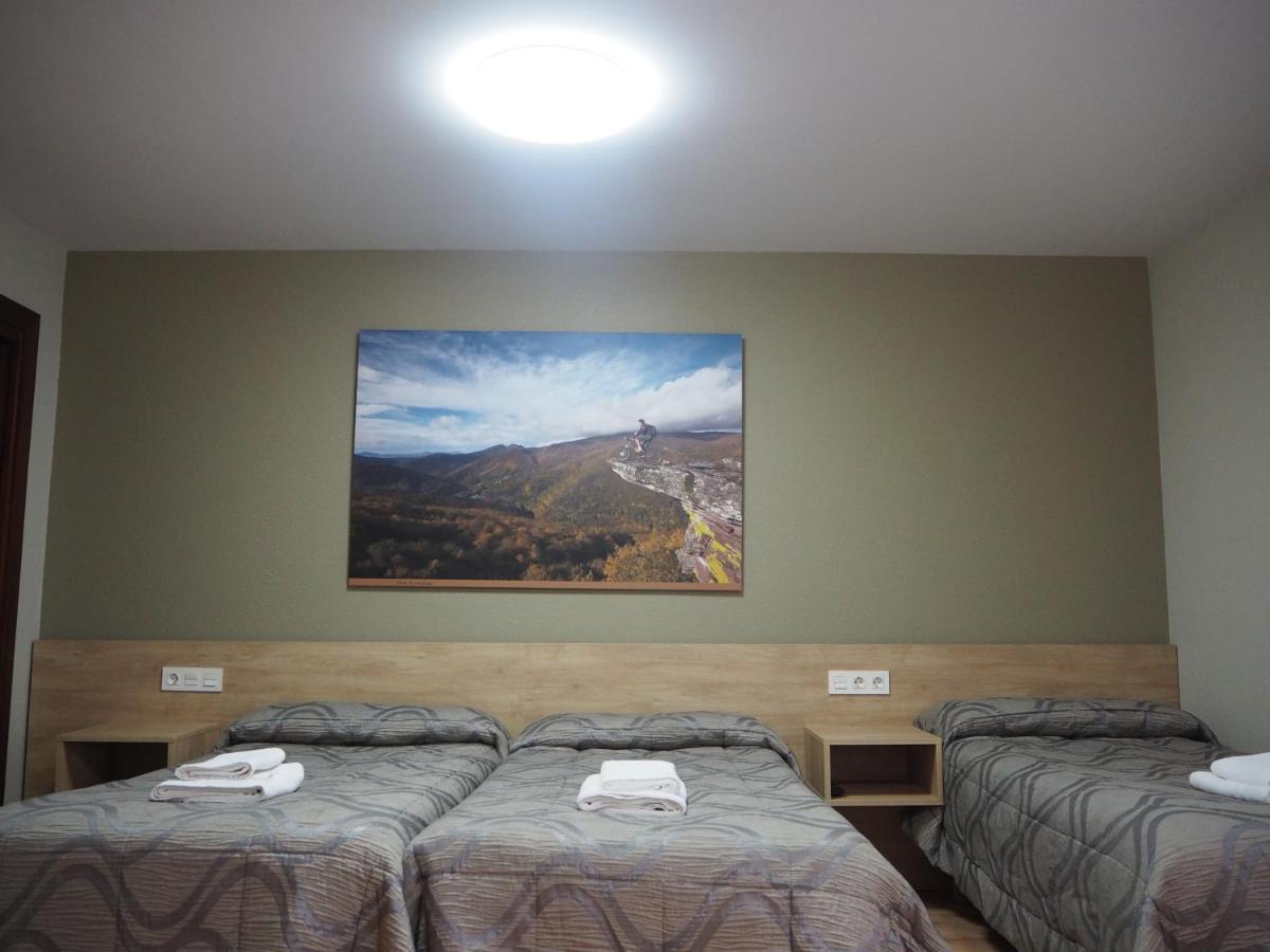 Hostal Acella Pamplona Eksteriør billede A room at the hotel