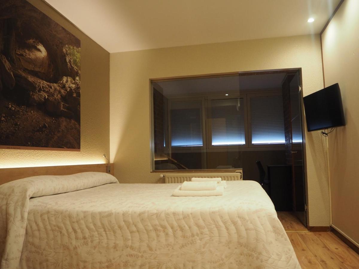 Hostal Acella Pamplona Eksteriør billede A room at the hotel