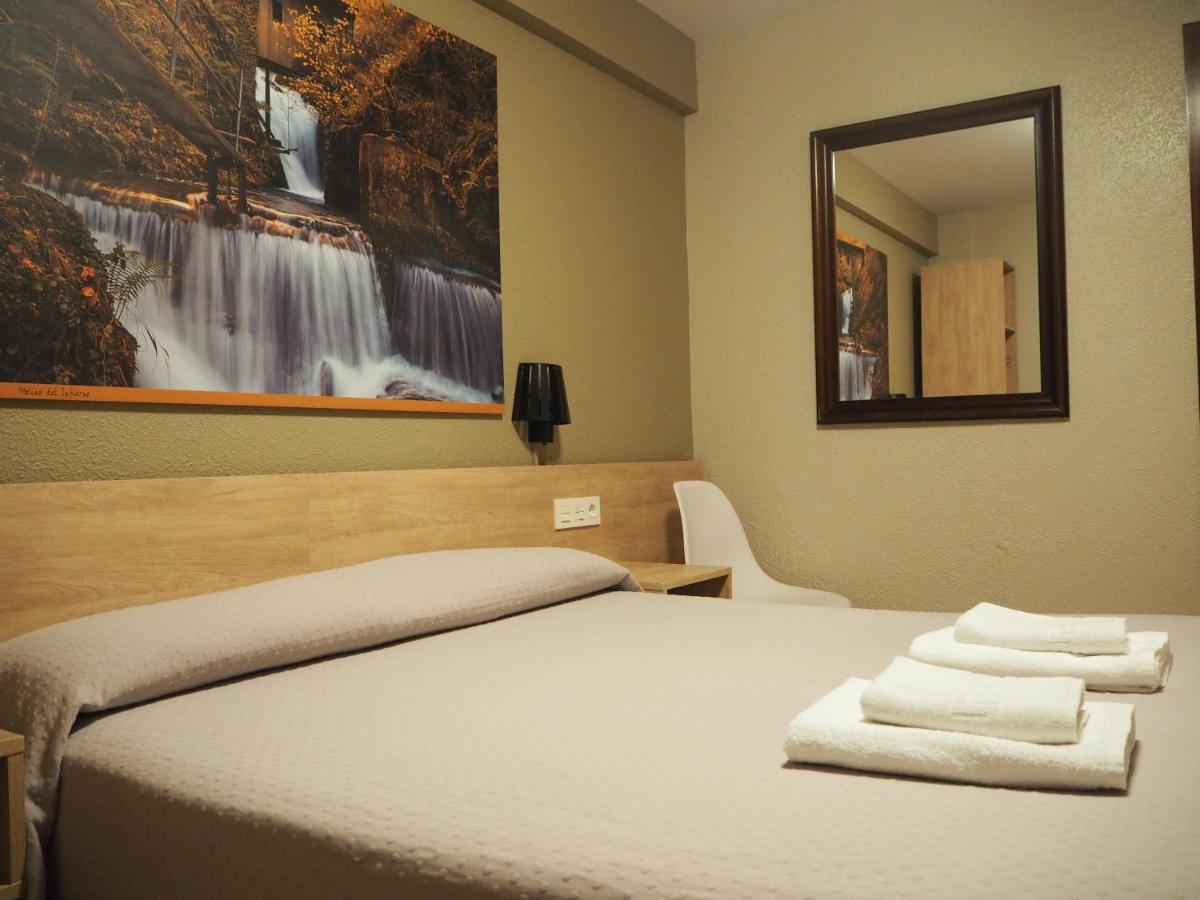 Hostal Acella Pamplona Eksteriør billede A room at the hotel