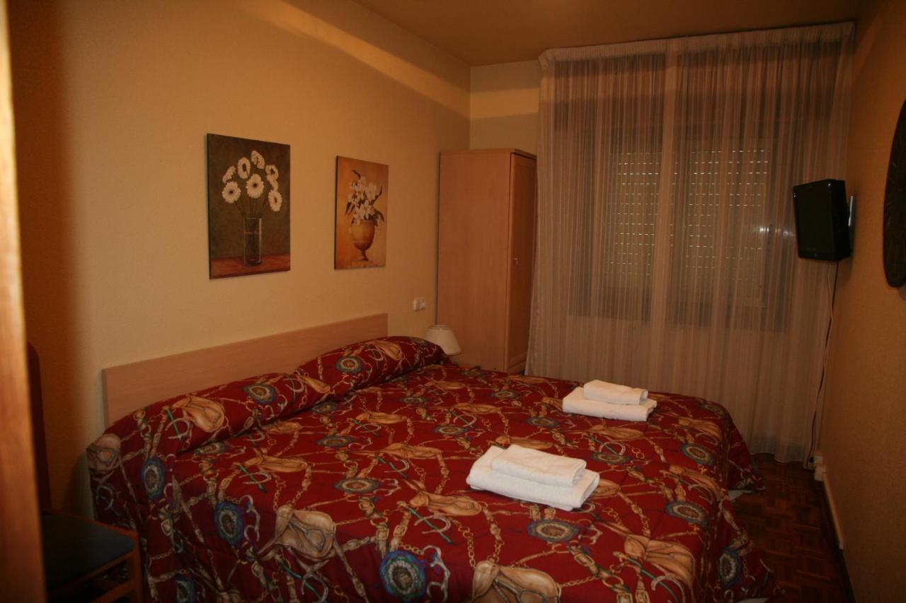 Hostal Acella Pamplona Værelse billede A typical room at the hotel
