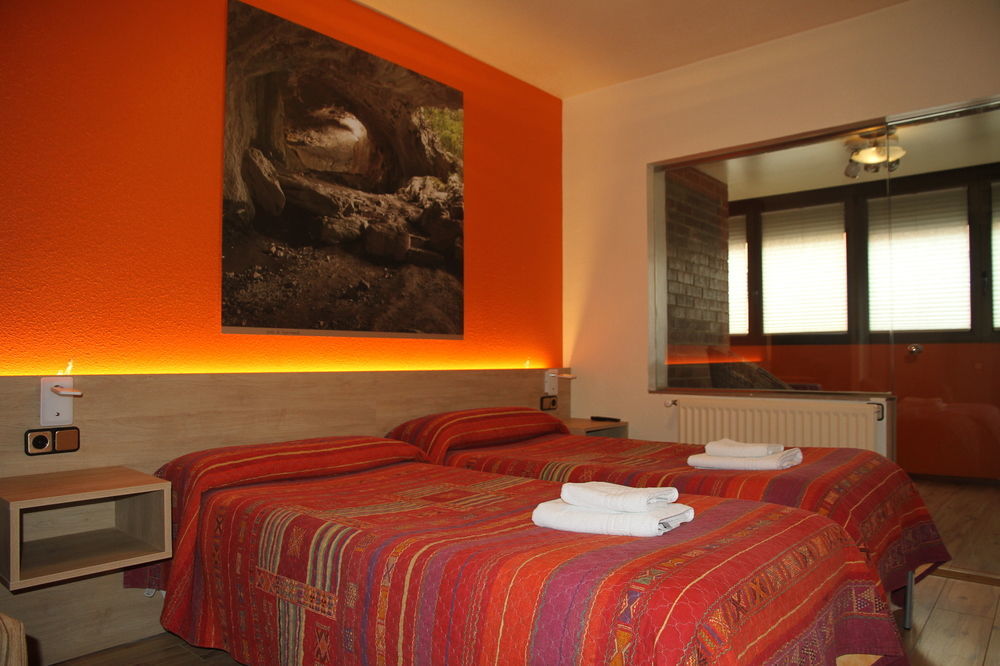 Hostal Acella Pamplona Eksteriør billede A room at the hotel