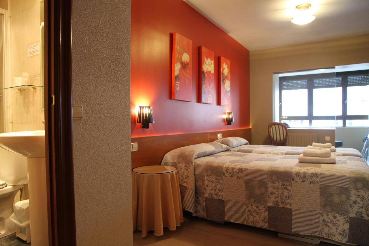 Hostal Acella Pamplona Eksteriør billede A room at the hotel