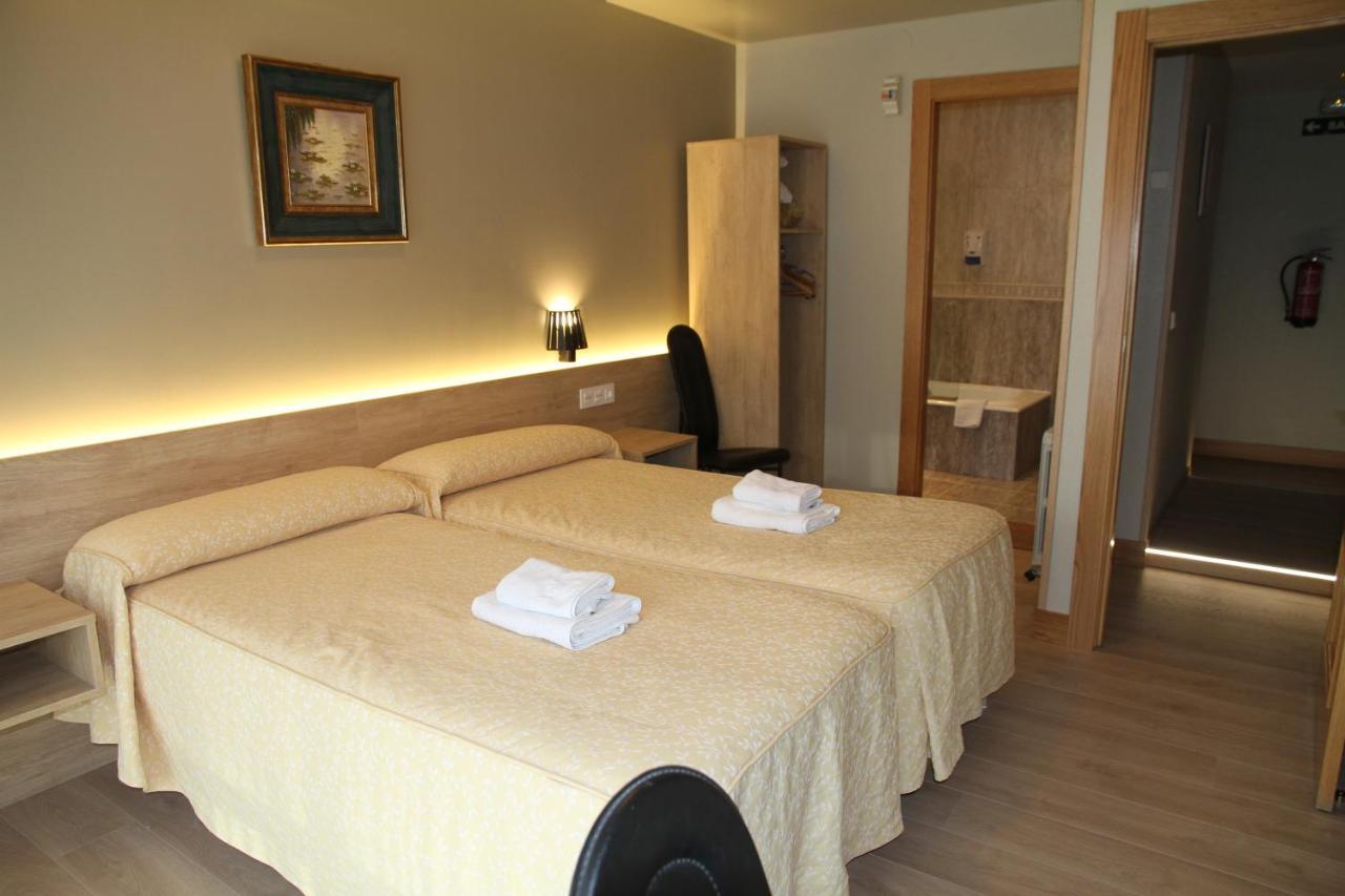 Hostal Acella Pamplona Eksteriør billede A room at the hotel